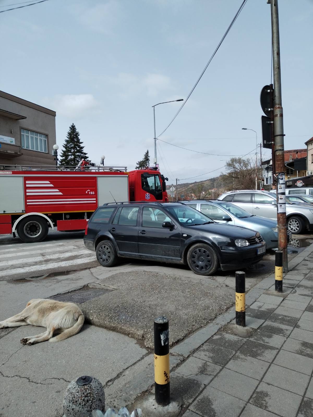 Zbog parkiranog vozila, vatrogasci nisu mogli da priđu